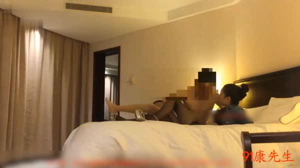 91大神KXS酒店约啪工商学院大学生眼镜美女兼职援交妹刚进屋就被按倒在床上激情爆插让叫爸爸呻吟娇喘对白淫荡